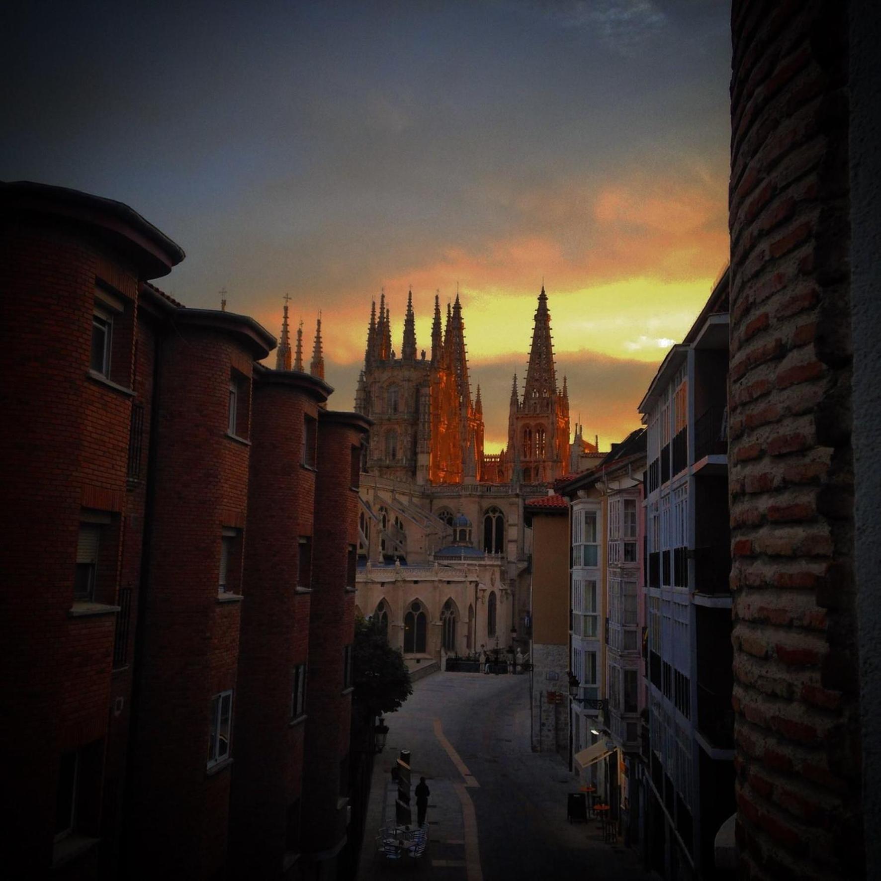 Vivienda En Perfecta Ubicacion Al Lado De La Catedral De Burgos Atuaire Apartment Luaran gambar